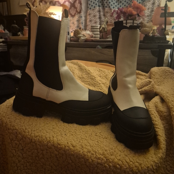 Stylish Black and White Women's Boots - Picture 2 of 8